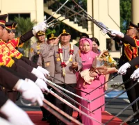 Irjen Pol. Pipit Rismanto berpamitan kepada jajaran Polda Kalbar dalam prosesi Farewell and Welcome Parade yang sekaligus menyambut Irjen Pol. Alberd Teddy Benhard Sianipar sebagai Kapolda Kalbar baru.