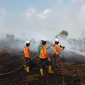 Tim SAR Direktorat Samapta Polda Kalbar memadamkan api karhutla di belakang SMKN 1 Sungai Raya, Kabupaten Kubu Raya.