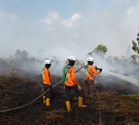 Tim SAR Direktorat Samapta Polda Kalbar memadamkan api karhutla di belakang SMKN 1 Sungai Raya, Kabupaten Kubu Raya.