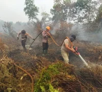 Polisi memperketat pemadaman karhutla yang berjarak sekitar 150 meter dari permukiman warga di Kubu Raya. (Foto: Res-KKR)