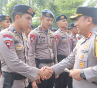 Kapolres Mempawah AKBP Ade Candra Capa Yanto usai memimpin apel pelepasan 30 personel Korbrimob yang selesai menjalankan tugas BKO penanganan karhutla di Mempawah. (Foto: Res-Mpw)