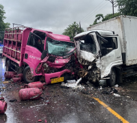 Kecelakaan truk bermuatan gas elpiji dan truk boks di Jalan Transkalimantan Kilometer 71, Desa Lintang Batang, Kecamatan Sungai Ambawang, Kabupaten Kubu Raya, yang menewaskan seorang sopir. (foto: Res-KKR)