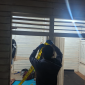 Petugas mengevakuasi jenazah pria berusia 24 tahun yang ditemukan meninggal di kamar mes perusahaan di Desa Teluk Bakung, Kecamatan Sungai Ambawang, Kabupaten Kubu Raya. (Foto: Polres KKR)
