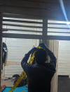 Petugas mengevakuasi jenazah pria berusia 24 tahun yang ditemukan meninggal di kamar mes perusahaan di Desa Teluk Bakung, Kecamatan Sungai Ambawang, Kabupaten Kubu Raya. (Foto: Polres KKR)