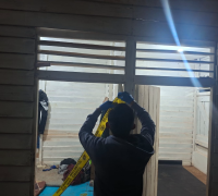 Petugas mengevakuasi jenazah pria berusia 24 tahun yang ditemukan meninggal di kamar mes perusahaan di Desa Teluk Bakung, Kecamatan Sungai Ambawang, Kabupaten Kubu Raya. (Foto: Polres KKR)