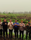 Tim Staf Ahli Kapolri bersama jajaran Polres Kubu Raya, TNI, dan unsur terkait meninjau lokasi kebakaran hutan dan lahan di Desa Limbung, Kecamatan Sungai Raya, Kubu Raya, Rabu (14/10/2026). (Foto: Res-KKR)