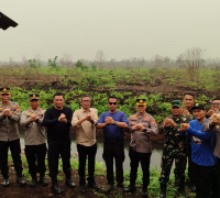 Tim Staf Ahli Kapolri bersama jajaran Polres Kubu Raya, TNI, dan unsur terkait meninjau lokasi kebakaran hutan dan lahan di Desa Limbung, Kecamatan Sungai Raya, Kubu Raya, Rabu (14/10/2026). (Foto: Res-KKR)