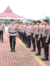 Kapolres Kubu Raya AKBP Rensa S. Aktadivia memimpin Apel Gelar Pasukan Operasi Patuh Kapuas 2026 di Lapangan Apel Polres Kubu Raya, Desa Durian, Kecamatan Sungai Ambawang. (foto: Res-KKR)