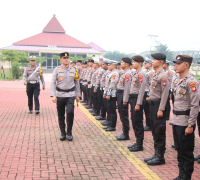 Kapolres Kubu Raya AKBP Rensa S. Aktadivia memimpin Apel Gelar Pasukan Operasi Patuh Kapuas 2026 di Lapangan Apel Polres Kubu Raya, Desa Durian, Kecamatan Sungai Ambawang. (foto: Res-KKR)