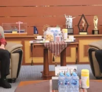 Gubernur Kalbar Ria Norsan bertemu Ketua Umum APHI membahas transformasi industri kehutanan berkelanjutan.