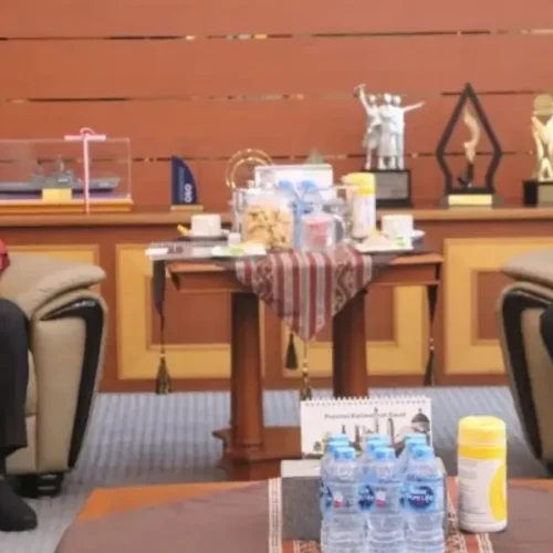 Gubernur Kalbar Ria Norsan bertemu Ketua Umum APHI membahas transformasi industri kehutanan berkelanjutan.