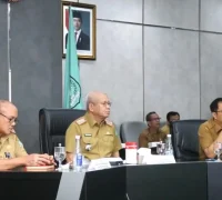 inflasi kalbar Sekda Kalbar Harisson saat mengikuti rapat koordinasi pengendalian inflasi secara virtual. (instagram.com/adpim.provkalbar)