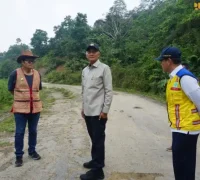 Menteri PU Dody Hanggodo meninjau jalan penghubung Malinau menuju perbatasan Malaysia di Kabupaten Nunukan. (Foto: pu.go.id)
