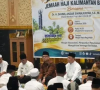 Gubernur Kalimantan Barat Ria Norsan bersama Wakil Menteri Haji dan Umrah RI Dahnil Anzar Simanjuntak menghadiri Pengajian Akbar Jemaah Haji Kalbar di Masjid Raya Mujahidin, Pontianak, Jumat (9/10/2026).