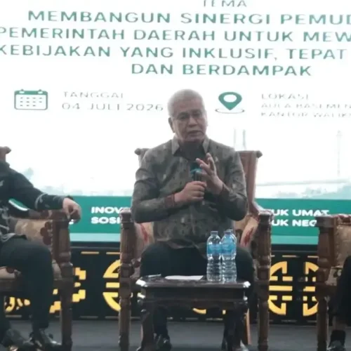 Sekda Kalbar Harisson memberikan materi kepada peserta Closing Ceremony Latihan Kader II HMI Cabang Singkawang di Gedung Diklat BKPSDM Kota Singkawang.
