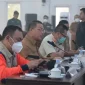 Gubernur Kalbar Ria Norsan saat menghadiri sosialisasi Masyarakat Peduli Api di Kayong Utara.