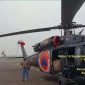 Helikopter disiapkan untuk operasi water bombing menangani karhutla di Taman Nasional Gunung Palung.