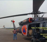 Helikopter disiapkan untuk operasi water bombing menangani karhutla di Taman Nasional Gunung Palung.