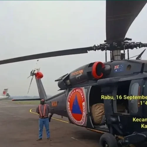 Helikopter disiapkan untuk operasi water bombing menangani karhutla di Taman Nasional Gunung Palung.