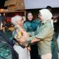 Erlina Ria Norsan dan Ria Norsan meninjau dapur umum swadaya warga untuk penanganan karhutla di Kayong Utara.