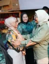 Erlina Ria Norsan dan Ria Norsan meninjau dapur umum swadaya warga untuk penanganan karhutla di Kayong Utara.