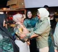 Erlina Ria Norsan dan Ria Norsan meninjau dapur umum swadaya warga untuk penanganan karhutla di Kayong Utara.