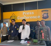 Petugas Polres Singkawang saat konferensi pers pengungkapan kasus pencurian dan curanmor awal tahun 2026. (Dok. Polres Singkawang)