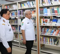 Sekda Kalbar Harisson meninjau pengelolaan arsip di lingkungan perangkat daerah Pontianak.