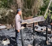 Rumah petani lansia di Pengkadan Kapuas Hulu hangus terbakar setelah diduga api dari tungku kayu merambat ke bangunan