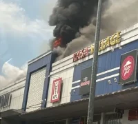 Petugas Bomba memadamkan kebakaran toko olahraga di pusat perbelanjaan Petra Jaya. (Dok. The Borneo Post)