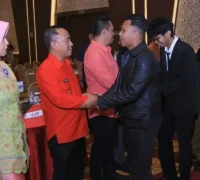 Wakil Gubernur Kalimantan Barat Krisantus Kurniawan memberikan ucapan selamat pada siswa-siswi dalam acara perpisahan SMAN 1 Pontianak Angkatan ke-71 di Qubu Resort Kubu Raya.
