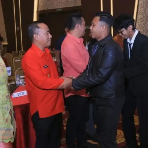 Wakil Gubernur Kalimantan Barat Krisantus Kurniawan memberikan ucapan selamat pada siswa-siswi dalam acara perpisahan SMAN 1 Pontianak Angkatan ke-71 di Qubu Resort Kubu Raya.