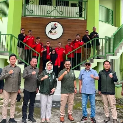 Posko pengendalian karhutla di Kalimantan Barat bersama petugas Manggala Agni.