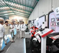 Presiden Prabowo Subianto saat meluncurkan Motor Listrik Nasional (MoLiNas) di Fasilitas Produksi ALVA, Cikarang, Bekasi.