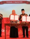 Gubernur Kalbar Ria Norsan dan Gubernur Jatim Khofifah Indar Parawansa menandatangani kerja sama Misi Dagang 2026 di Pontianak.