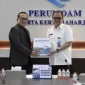 Bupati Kubu Raya Sujiwo saat kaji tiru ke Perumdam Tirta Kerta Raharja Kabupaten Tangerang untuk mematangkan kerja sama layanan air bersih. (Foto: Prokopim KKR)