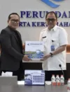 Bupati Kubu Raya Sujiwo saat kaji tiru ke Perumdam Tirta Kerta Raharja Kabupaten Tangerang untuk mematangkan kerja sama layanan air bersih. (Foto: Prokopim KKR)