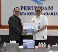 Bupati Kubu Raya Sujiwo saat kaji tiru ke Perumdam Tirta Kerta Raharja Kabupaten Tangerang untuk mematangkan kerja sama layanan air bersih. (Foto: Prokopim KKR)