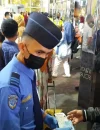 Petugas karantina kesehatan melakukan pemeriksaan penumpang di Bandara Soekarno-Hatta terkait kewaspadaan virus Nipah