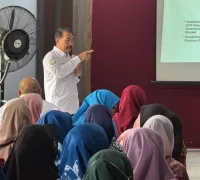 Dr. dr. Tri Wahyudi, Sp.OG(K).Obginsos menyampaikan materi edukasi tentang kontrasepsi permanen kepada kader kesehatan di UPTD Puskesmas Kakap.