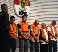 Lima tersangka kasus korupsi Dana PEN Situbondo digiring petugas KPK usai menjalani pemeriksaan di Gedung Merah Putih, Jakarta. (Dok. KPK)