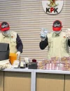 Barang bukti hasil OTT KPK berupa uang tunai, emas batangan, dan jam tangan mewah dalam kasus dugaan korupsi jalur impor Bea Cukai.