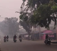 Kabut asap menyelimuti Kota Pontianak akibat karhutla.