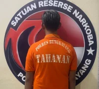 Dua tersangka kurir narkoba diamankan Satresnarkoba Polres Bengkayang usai penangkapan kasus sabu 146 gram.