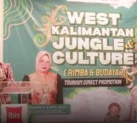 Kepala Disporapar Kalbar, Windy Prihastari, S.STP., M.Si., saat memaparkan potensi wisata Jungle and Culture Kalimantan Barat dalam kegiatan “West Kalimantan Jungle and Culture Tourism Direct Promotion” di Hotel Ibis Harmoni, Jakarta. (instagram.com/disporaparkalbar)