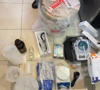 Petugas Polda Metro Jaya menunjukkan barang bukti laboratorium narkoba ilegal di Apartemen Greenbay Pluit, Jakarta Utara. (Dok. Polda Metro Jaya)