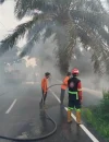 Petugas Polsek Pontianak Utara bersama Pemadam Kebakaran Kota Pontianak memadamkan lahan gambut yang terbakar di kawasan Batulayang, Pontianak Utara.