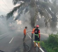 Petugas Polsek Pontianak Utara bersama Pemadam Kebakaran Kota Pontianak memadamkan lahan gambut yang terbakar di kawasan Batulayang, Pontianak Utara.