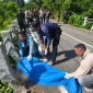 Petugas mengevakuasi korban kecelakaan tunggal di Nanga Mahap, Sekadau, setelah pengendara motor terpisah dari rombongan dan ditemukan meninggal dunia.