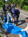 Petugas mengevakuasi korban kecelakaan tunggal di Nanga Mahap, Sekadau, setelah pengendara motor terpisah dari rombongan dan ditemukan meninggal dunia.